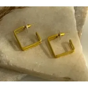 Pendientes de Aro y con Perno de Latón Hechos a Mano, Chapados en Oro, con Circonita y Perla - Product Image 2