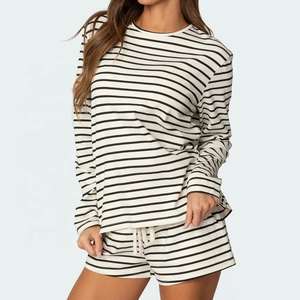 Ensemble décontracté 2 pièces sur mesure pour femme, t-shirt et short, disponible à prix avantageux - Product Image 3