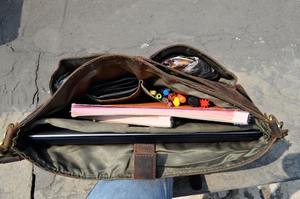 Grand sac de sport en cuir de buffle unisexe fait à la main design vintage personnalisé à la mode pour le sport de bureau couleurs bonbon - Product Image 2