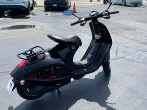 Nueva <span class=keywords><strong>Vespa</strong></span> <span class=keywords><strong>946</strong></span> Horse Edition 2026 para ensamblar - Nueva motocicleta scooter-moped - Product Image 6