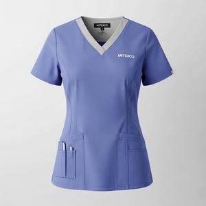 Blusa Médica de Manga Corta con Cuello en V Color Azul Periwinkle de Primera Calidad para Mujer, Uniforme Médico con Múltiples Bolsillos, Logotipo Personalizado, Enfermería y Atención Médica - Product Image 1