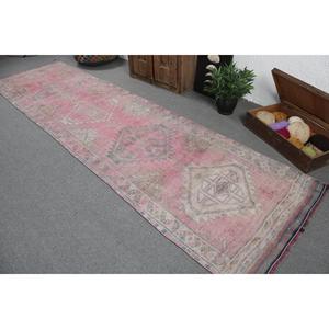 Tapis turc vintage en laine 3,4x13 pieds, tapis Herki rose et gris patchwork, tapis sud-ouest avec envers en latex - Product Image 4