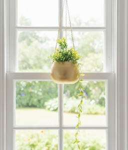 Pot de fleurs suspendu en métal finition or moderne pour la verdure d'intérieur et une belle décoration intérieure avec une touche luxueuse - Product Image 4