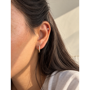 Boucles d'oreilles créoles fines pavées de zircons - Product Image 4
