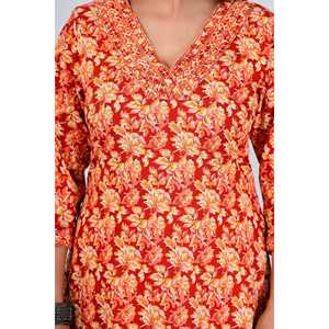 Vibrant Red Floral Printed Women's Kurta Set con Dupatta - Product Image 2