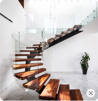 Escalier intérieur moderne pour villa avec garde-corps en verre, design d'escalier ouvert en acier et bois