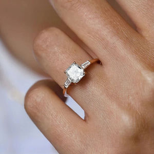 Élégante bague Moissanite à trois pierres de taille rayonnante de 2.17 ct, idéale pour les fiançailles, propose un cadeau de bijoux en argent sterling 925 pour elle - Product Image 5
