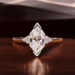 IGI Bague de fiançailles et de fête de style solitaire en diamant de laboratoire taillé à l'hexagone de 3.00 carats en or jaune 14 carats - Product Image 1