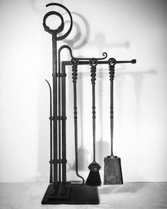 Ensemble d'outils de feu en laiton à long manche avec grand support assorti et design détaillé conçu pour la sécurité et l'attrait visuel - Product Image 3