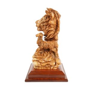 Escultura tallada a mano "León y Cordero" – símbolo de paz, hecha de madera de olivo (30 cm) - Product Image 2