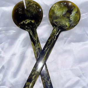 Cuillère en résine de fabrication artisanale, fabriquée à partir de résine époxy de qualité alimentaire pour la cuisine, avec une construction durable. - Product Image 1