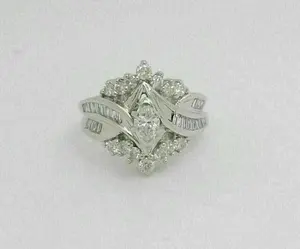 Anillo de Compromiso con Racimo de Diamantes Moissanite de Corte Redondo de 2 Quilates y Plata 925 - Product Image 1