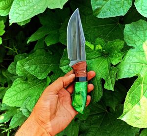 Couteau de chasse en acier damassé fait à la main avec manche en palissandre, résine et laiton - Product Image 1