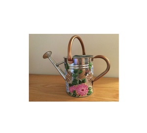 Bidon d'eau en métal galvanisé unique et durable avec des détails floraux en émail artistique pour les besoins de jardinage sur le thème rustique - Product Image 4