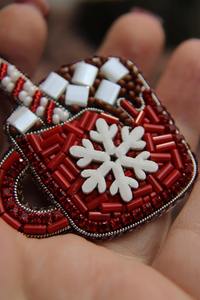 Broche pour femme en forme de renne avec couronne, faite à la main avec des perles Miyuki et des perles facettées, brodée à la main, au prix direct d'usine - Product Image 3