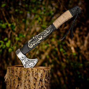 Hachas vikingas de alta calidad, mango grabado forjado a mano, hoja grabada de acero al carbono, hacha Tomahawk para acampar - Product Image 1