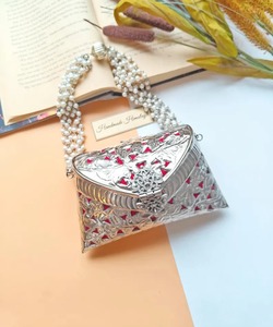 Bolso de mano de metal plateado hecho a mano con incrustaciones rojas y Asa de perlas, elegante monedero Vintage para bodas, fiestas y trajes étnicos - Product Image 1