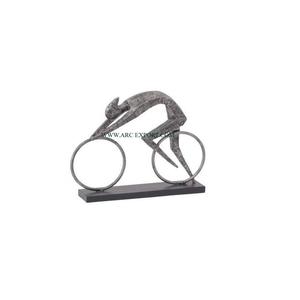 Homme et Cycle Design Table Artisanale Décorative Accent Sculpture Couleur Argent Étain Coulé Bureau Objet Sculpture - Product Image 1