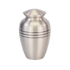 Esta urna de recuerdo con detalles finos presenta un recipiente liso y esculpido diseñado para preservar cenizas preciosas con ternura y elegancia. - Product Image 2