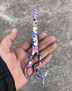 Tijeras de Peluquería Profesionales de Acero Inoxidable J2 Estilo Japonés, Mango Mediano para Diestros, Grado A+, Hoja Recta, para Barbería - Product Image 1