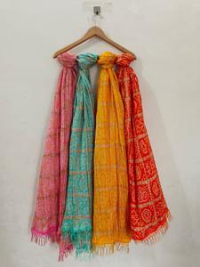 Dupatta de Mezcla de Seda Rajasthani con Estampado Bandhani para Mujer, Recuerdos para Haldi, Mehndi y Sangeet - Product Image 3