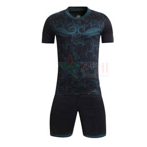ชุดฟุตบอลออกแบบเองขายส่ง ไซส์ใหญ่ ระบายอากาศได้ดี เป็นมิตรกับสิ่งแวดล้อม ผลิตจากโพลีเอสเตอร์ 100% ชุดกีฬาสำหรับผู้ใหญ่แบบสั่งทำ - Product Image 1