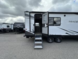 Se Vende Remolque de Viaje Ligero de Acero Inoxidable Moderno Usado 2022 2023 Prime Time RV Tracer 24RKS para Entusiastas del Aire Libre - Product Image 2