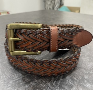 Cinturón de Cuero Trenzado Vintage Hecho a Mano para Hombre, Color Marrón Oscuro con Costuras Blancas y Hebilla de Latón Antiguo - Product Image 4