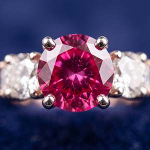 Anillo de Lujo Elegante con Tres Piedras Rosadas, Corte Redondo, Engaste de Tres Puntas, Acabado en Tono Plateado Pulido, Anillo de Declaración para Mujer - Product Image 2