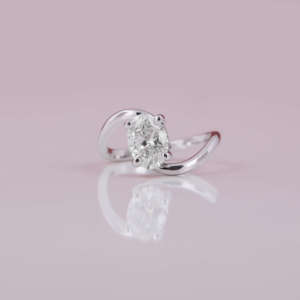 Bague de fiançailles en diamant de laboratoire à taille ovale avec halo dissimulé, design personnalisé fait main en or blanc 18 carats - Product Image 2
