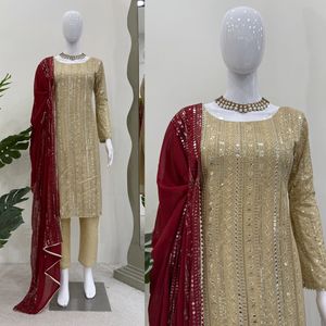Vous recherchez ce beau costume de créateur de la même couleur sur un tissu de chinon lourd avec un travail intérieur et fil et sequnce et Sharara - Product Image 1