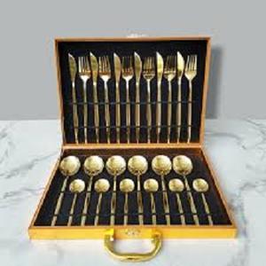 Ensemble de couverts en laiton pur avec poignée au design martelé fini or pour la maison et le mariage Ensemble de couverts de 24 pièces pour la salle à manger - Product Image 1