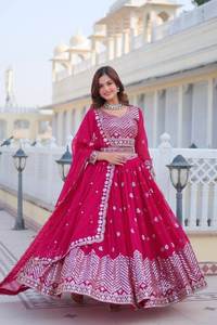 Designer Wedding Wear Lehenga Choli et Dupatta avec broderie Séquence Travail avec ceinture - Product Image 4