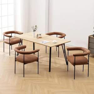 Chaise de salle à manger moderne rembourrée en PU souple avec dossier incurvé et structure en fer noir pour salles à manger et salons Marron - Product Image 5