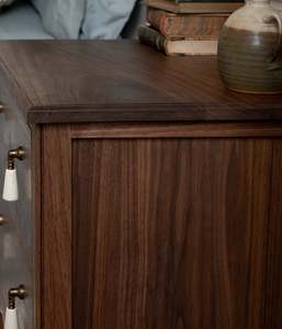 Table de chevet élégante Clinton avec finition en bois de qualité supérieure, design moderne et rangement spacieux pour décoration de chambre élégante - Product Image 3