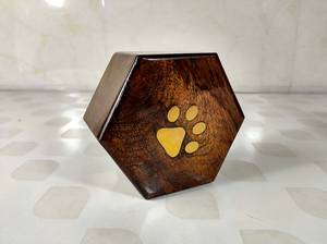 Urnes funéraires hexagonales en bois pour cendres d'animaux de compagnie durables peuvent être personnalisées avec gravure Urne de boîte moyenne pour chien - Product Image 4