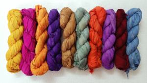 Rubans de soie sari teints sur mesure de qualité supérieure en écheveaux de poids de 100 grammes fabriqués à partir de tissu sari recyclé idéal pour la revente - Product Image 6