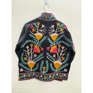 Chaqueta Reversible de Terciopelo Gulbagh Sozni Otoño, Color Negro Medianoche, Talla XL, Logotipo Personalizado Bordado, Decoración con Parches Florales - Product Image 3