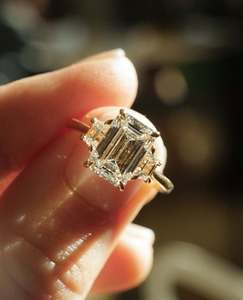 Bague de fiançailles Moissanite taille émeraude 12x8mm | Trois pierres avec pierres latérales trapézoïdales | OEM de bijoux fins en or ou en argent - Product Image 2