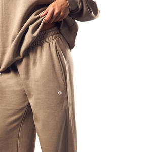 Ensemble sweat-shirt en molleton et pantalon de survêtement à jambe droite pour femme, coupe décontractée, vêtements de détente doux pour l'hiver, fournisseur de vêtements en gros - Product Image 3