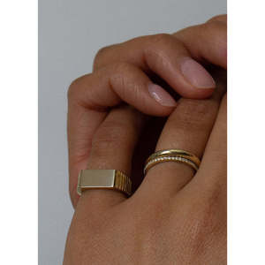 Anillo de Sello Vintage con Diseño Geométrico de Vivian Dainty, Oro Sólido de 14k con Baño de Rodio, para Uso Diario y Bodas - Product Image 3