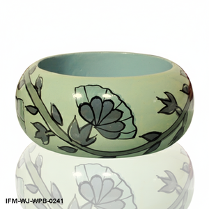 Brazalete de madera pintado a mano con diseño floral verde salvia, estilo étnico bohemio, joyería llamativa, regalo para ella. - Product Image 1