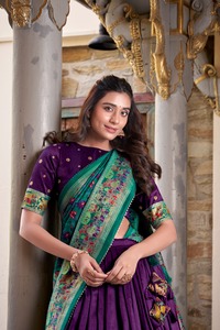 Lehenga Choli de Seda Tussar Semi-Cosido para Adultos, Escote Corazón, Silueta en A, Largo hasta el Suelo, Espalda Descubierta, Estampado Metalizado para Bodas - Product Image 6