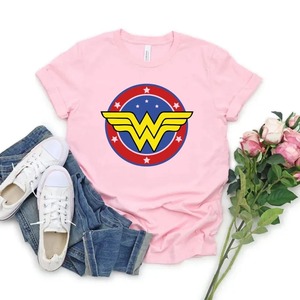 Wonder Female Casual Graphic Tee para mujer Superhero Mama Tee Feminista 'Girl Power' Camiseta Regalo del Día DE LA Madre - Product Image 2