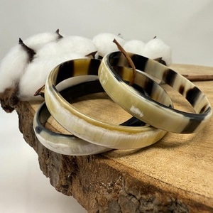 Brazalete de cuerno de búfalo La mejor calidad para niñas y madres Brazalete de color de cuerno natural de búfalo Uso diario a la venta artesanías de ágata - Product Image 3
