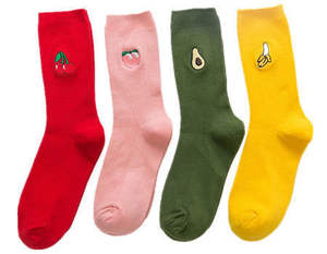 Calcetines bordados personalizados de varios colores con patrones de frutas, transpirables, elásticos, para hombre, uso diario, uso informal con mezclas de algodón - Product Image 1