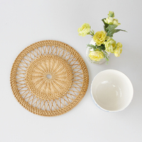 Assiettes de présentation rondes en rotin tissé pour mariage en gros