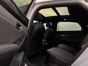 2025 Q-I-N Auto-matic, Portaequipajes Metálico, Asientos de Cuero, Batería de Litio, Características Premium, Autonomía de 601-700 km, Motor de 200-250 kW - Product Image 3