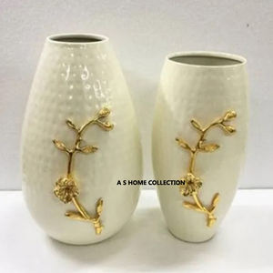 Vase à fleurs de table en aluminium coulé fini blanc et texturé or avec différents styles pour les touches de luxe - Product Image 3