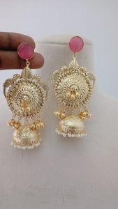 Conjunto de joyas de templo del sur de la India Radiance Acabado lujoso Jhumkas de latón único y pendientes de gota elegantes - Product Image 2